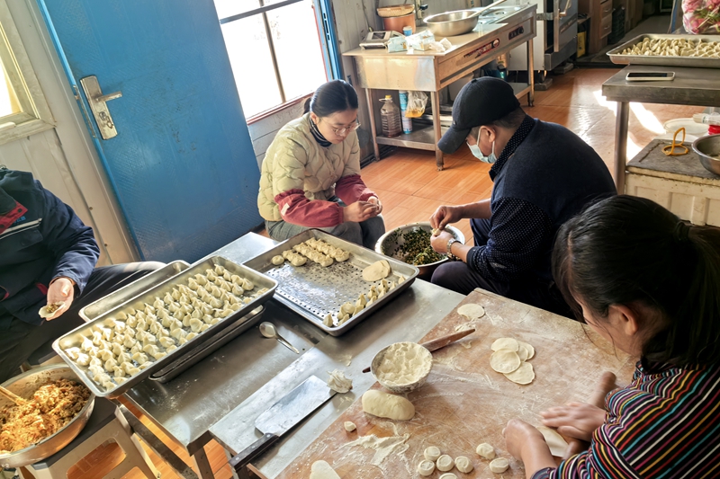 1大家齐上阵，来把饺子包.jpg