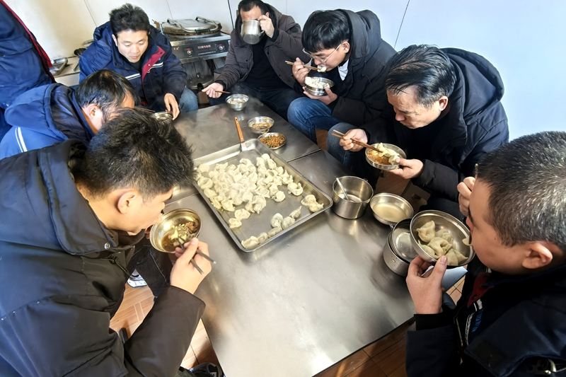 5大家围坐在一起，吃饺子.jpg