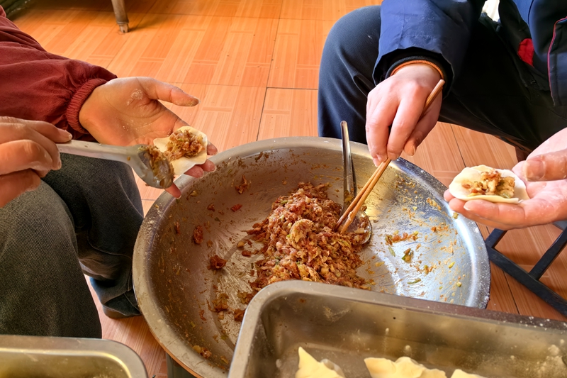 3大家齐上阵，来把饺子包--包饺子.jpg