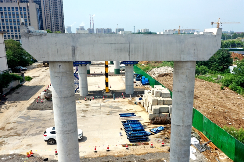 东二路跨线桥胶济铁路桥南侧首个盖梁施工完成 - 山东泰和城建发展有限公司