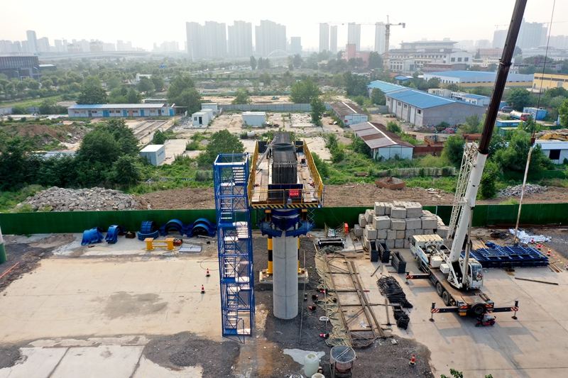 东二路跨线桥胶济铁路桥南侧首个盖梁施工完成 - 山东泰和城建发展有限公司