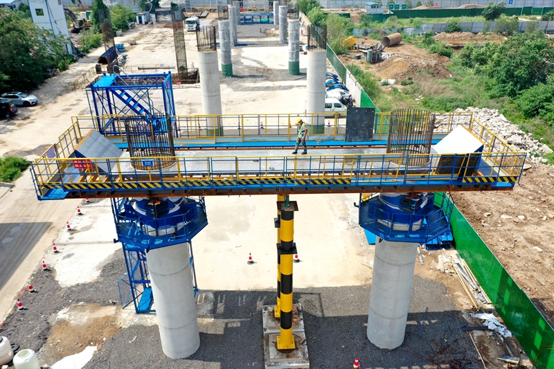东二路跨线桥胶济铁路桥南侧首个盖梁施工完成 - 山东泰和城建发展有限公司