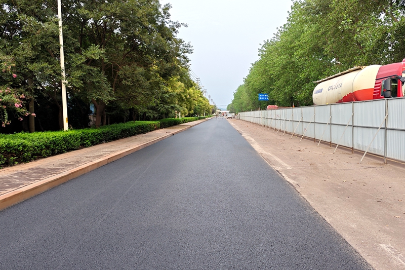 市政一项目部顺利完成道路施工项目沥青面层施工